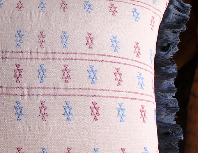 Cojín Telar de Cintura Colores inspirado en Huipil Típico de Guerrero, con Flecos de Hilo de Malinalco Azul, 50x50 cms (Bajo pedido)